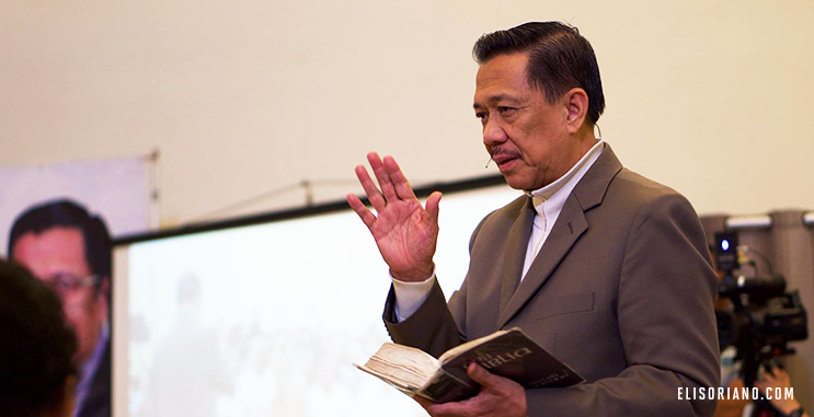 International Televangelist Bro. Eli Soriano holds the Bible as he answer questions of guests in a live Bible Exposition. (Dave Tirao, Photoville International)
